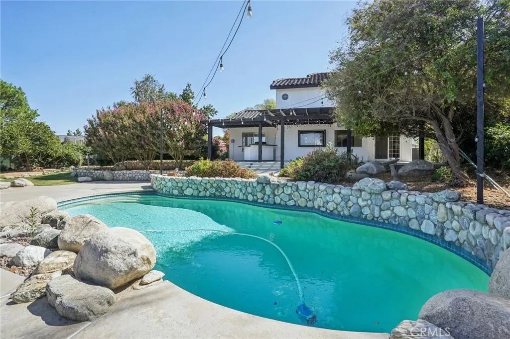 10691 Orchard View Lane, Riverside, California 92503 home-pic-1